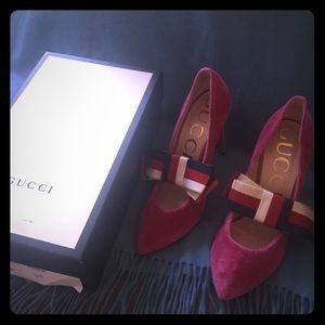 Fuschia pink velvet Gucci pumps